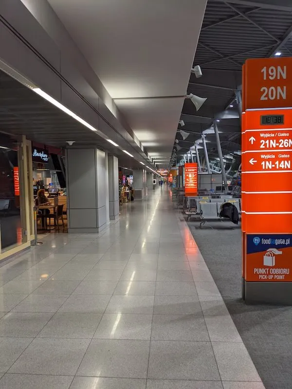 原以為是一般的登機門結果中間還卡了一道邊境護照查驗