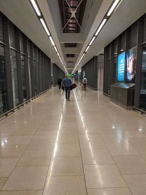 走在前面的是整班機的所有旅客