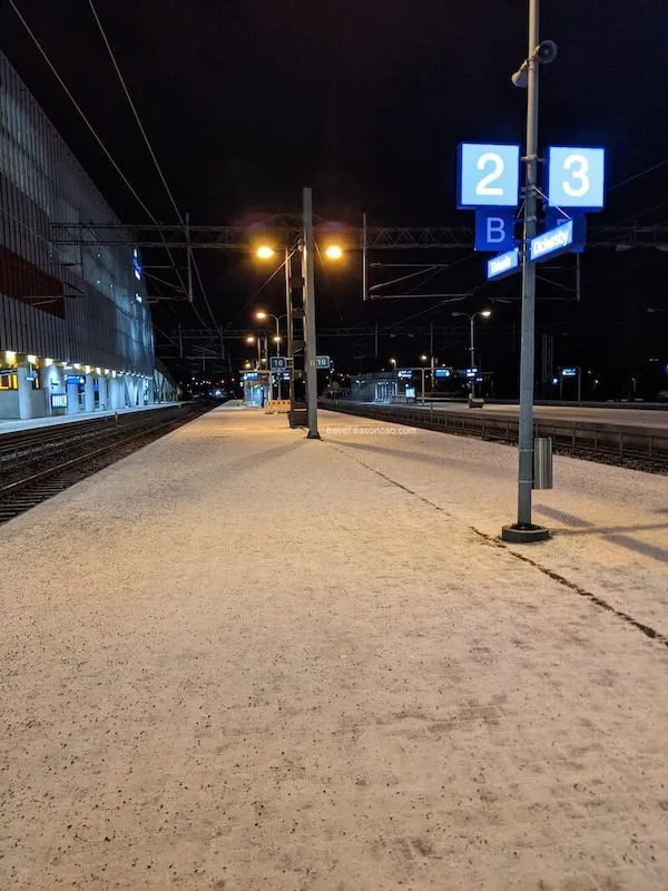深夜已經不知道是零下負幾度的 Tikkurila 車站月台