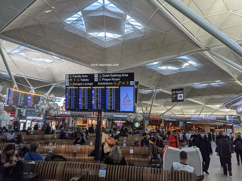 完全感受不到 Omicron 案例爆發的英國機場